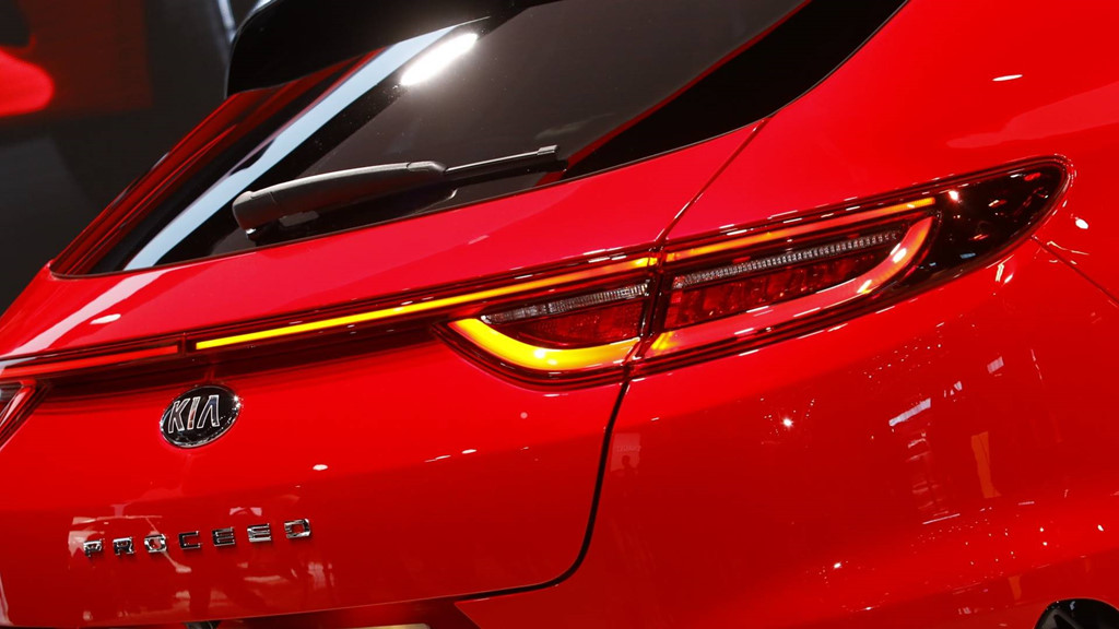 Kia ProCeed 2019 lộ diện - quyến rũ và thực dụng hơn