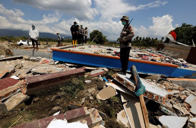 Tang thương cảnh hơn 80 thiếu niên Indonesia bị vùi lấp dưới chân nhà thờ sập, cha mẹ ngày đêm tìm xác con dưới lớp bùn đất