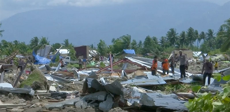 Tang thương cảnh hơn 80 thiếu niên Indonesia bị vùi lấp dưới chân nhà thờ sập, cha mẹ ngày đêm tìm xác con dưới lớp bùn đất