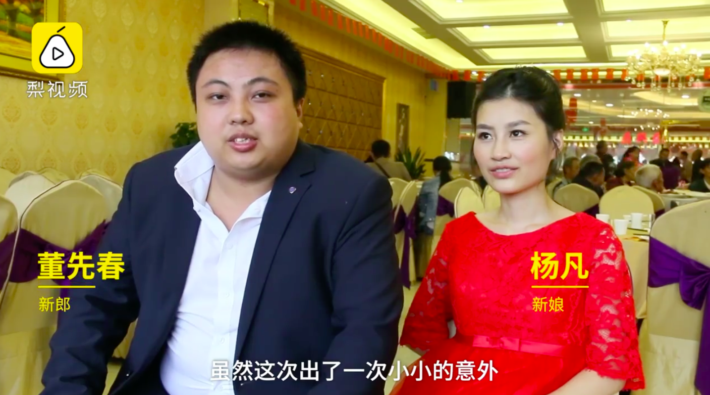 Đang đám cưới thì xảy ra hỏa hoạn, cô dâu chú rể cùng bố mẹ bình tĩnh làm nốt lễ rồi mới chạy