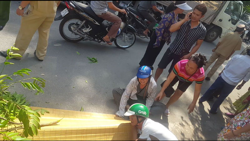 Hà Nội: Người nhà khóc ngất bên cạnh thi thể người đàn ông bị tàu hỏa tông khi lao qua đường ray