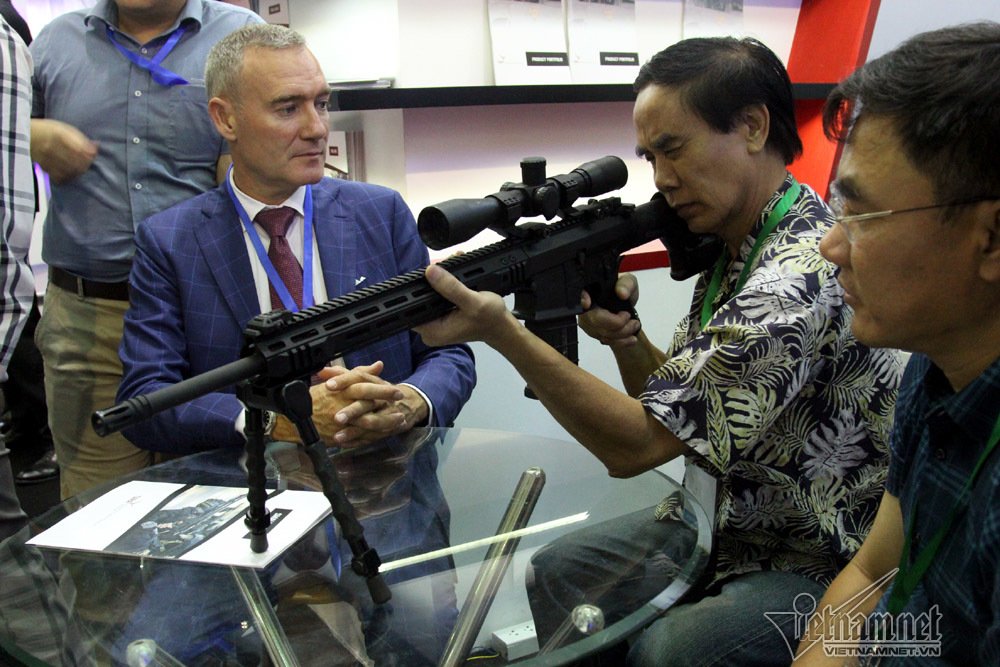 Tha hồ sờ ngắm súng ống, máy bay, tàu ngầm ở Hà Nội