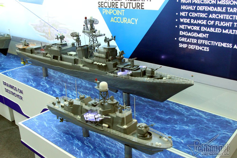 Tha hồ sờ ngắm súng ống, máy bay, tàu ngầm ở Hà Nội