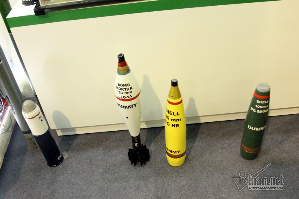 Tha hồ sờ ngắm súng ống, máy bay, tàu ngầm ở Hà Nội