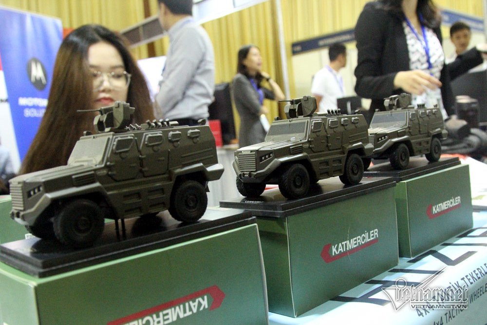 Tha hồ sờ ngắm súng ống, máy bay, tàu ngầm ở Hà Nội