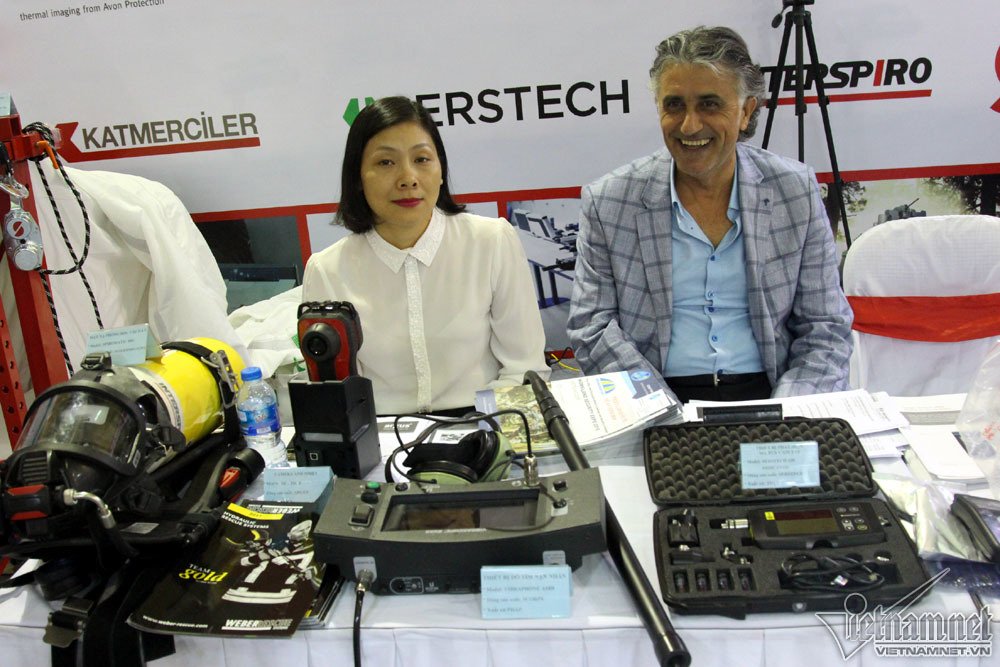 Tha hồ sờ ngắm súng ống, máy bay, tàu ngầm ở Hà Nội