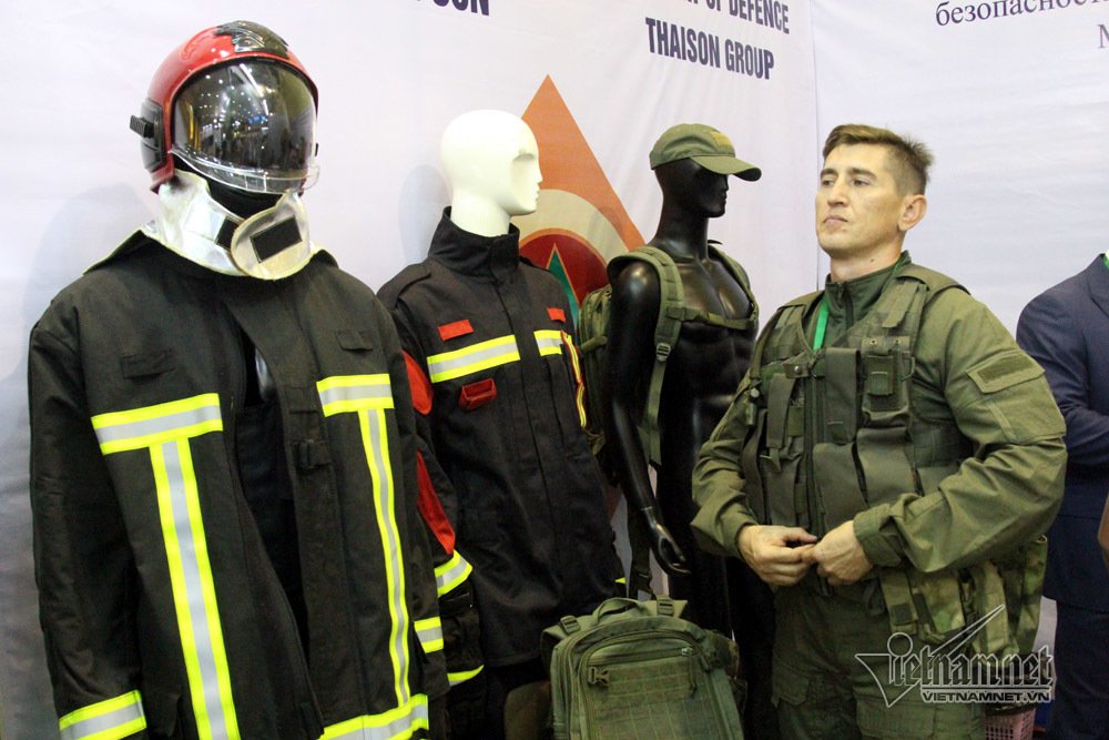 Tha hồ sờ ngắm súng ống, máy bay, tàu ngầm ở Hà Nội