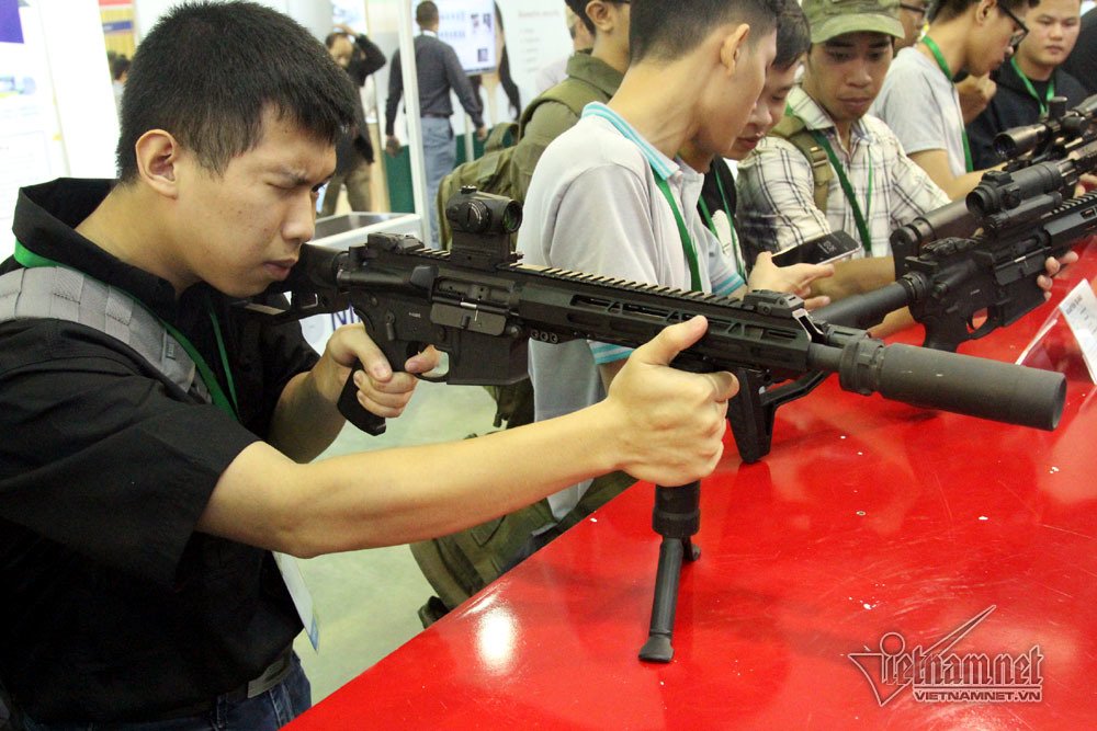 Tha hồ sờ ngắm súng ống, máy bay, tàu ngầm ở Hà Nội