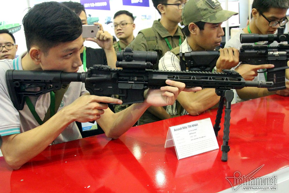 Tha hồ sờ ngắm súng ống, máy bay, tàu ngầm ở Hà Nội