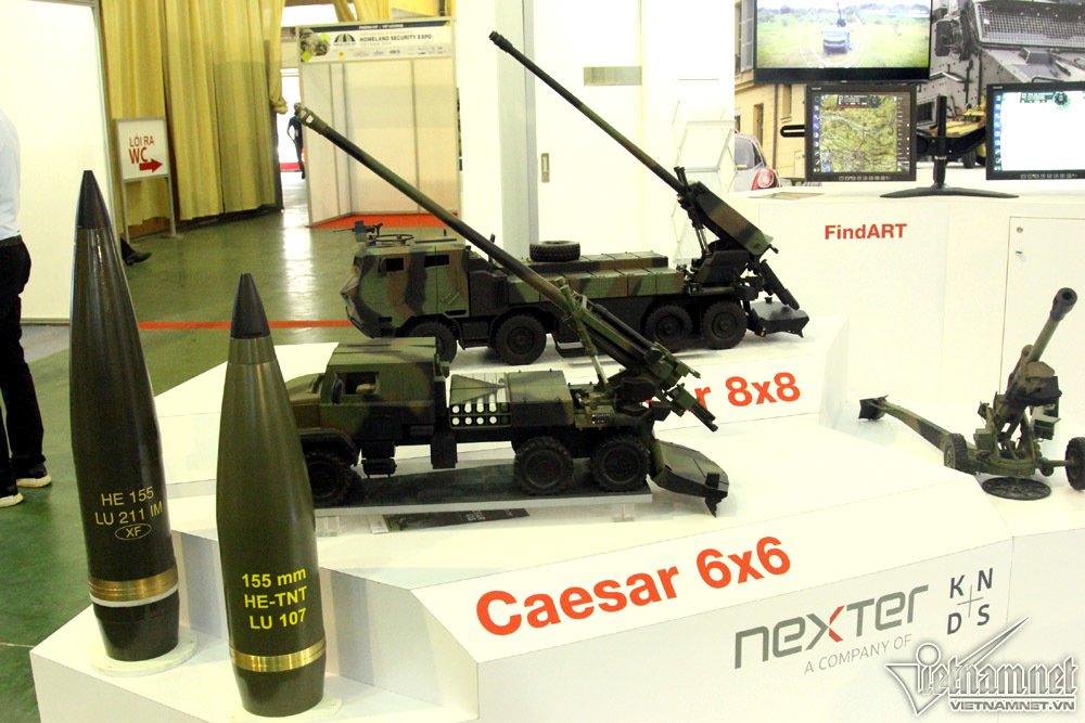 Tha hồ sờ ngắm súng ống, máy bay, tàu ngầm ở Hà Nội