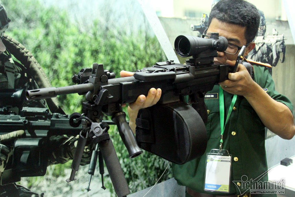 Tha hồ sờ ngắm súng ống, máy bay, tàu ngầm ở Hà Nội