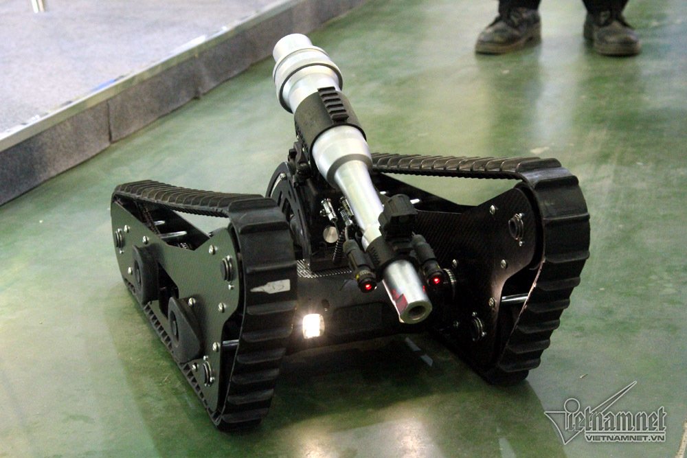 Tha hồ sờ ngắm súng ống, máy bay, tàu ngầm ở Hà Nội