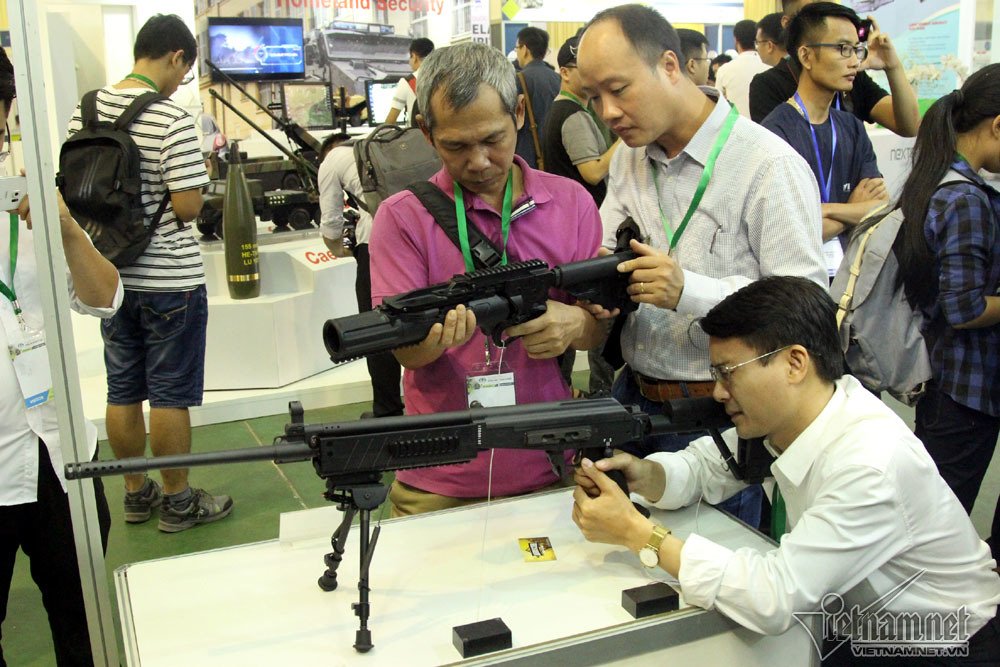 Tha hồ sờ ngắm súng ống, máy bay, tàu ngầm ở Hà Nội