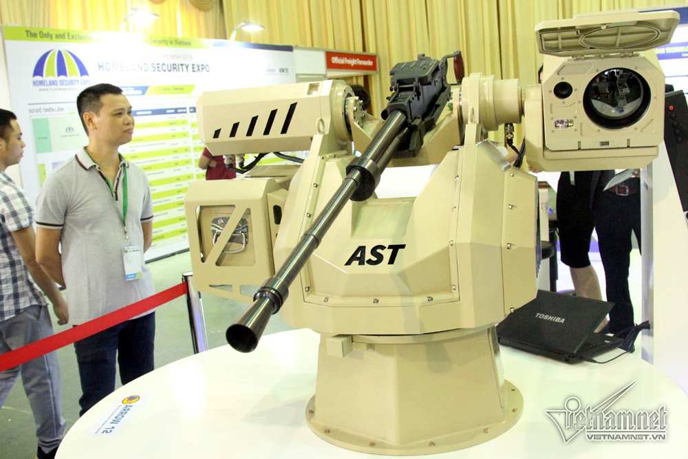 Tha hồ sờ ngắm súng ống, máy bay, tàu ngầm ở Hà Nội