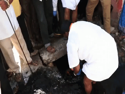 Bộ trưởng Ấn Độ đi chân trần, tự tay dọn cống bẩn