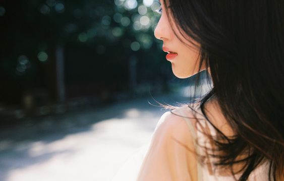 Bỗng dưng chồng tan làm về sớm, oang oang mắng mỏ mẹ tôi vì vài tấm ảnh trên mạng xã hội