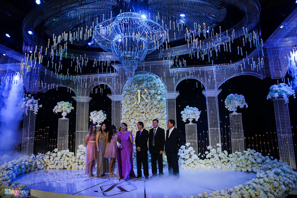 Lan Khuê và ông xã doanh nhân nhảy sôi động trong lễ cưới