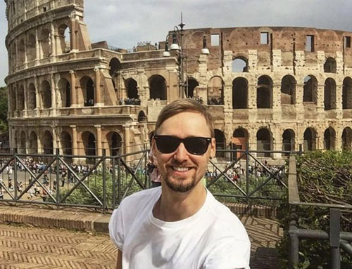 Đặt nhầm vé máy bay, chàng trai trẻ sống một cuộc đời khác