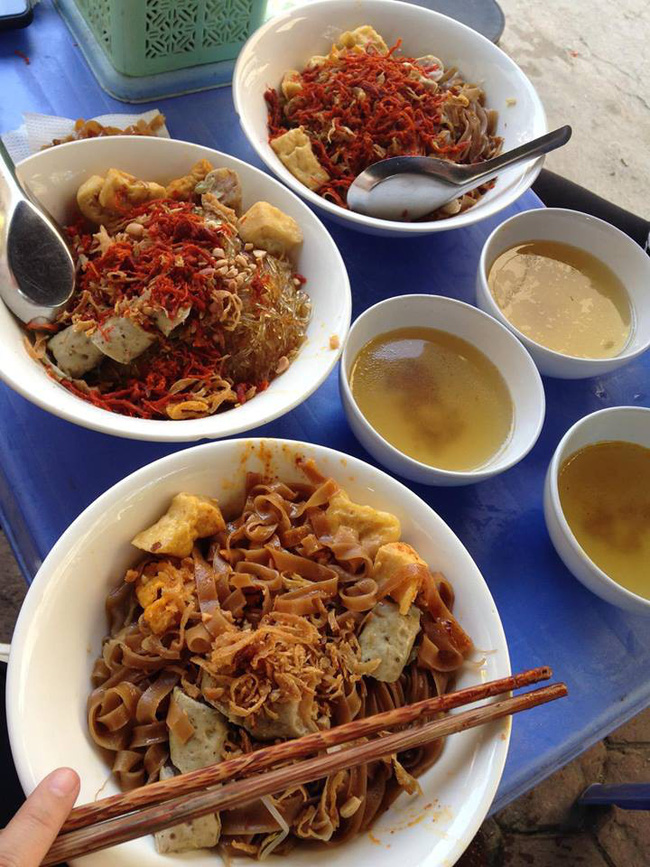 Phát hiện có gián trong lọ ớt mình vừa cho vào bát bánh đa, cô nàng vẫn quyết tâm ăn hết 1/3 mới về khiến dân mạng sốc nặng