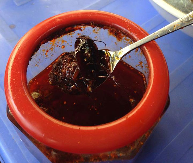 Phát hiện có gián trong lọ ớt mình vừa cho vào bát bánh đa, cô nàng vẫn quyết tâm ăn hết 1/3 mới về khiến dân mạng sốc nặng