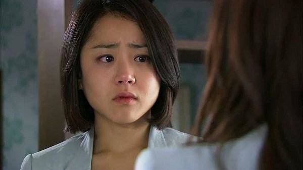 Vỏ thuốc rơi ở gầm giường tố cáo bí mật dơ bẩn của gã chồng mang bộ mặt từ bi