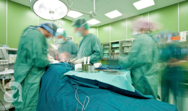 Người đàn ông ở Đồng Nai bị cắt ngang bụng, thủng ruột kinh hoàng do máy cưa vướng vào áo