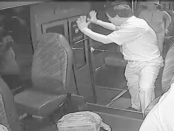 Thanh niên cầm hung khí tấn công xe buýt ở Đà Nẵng