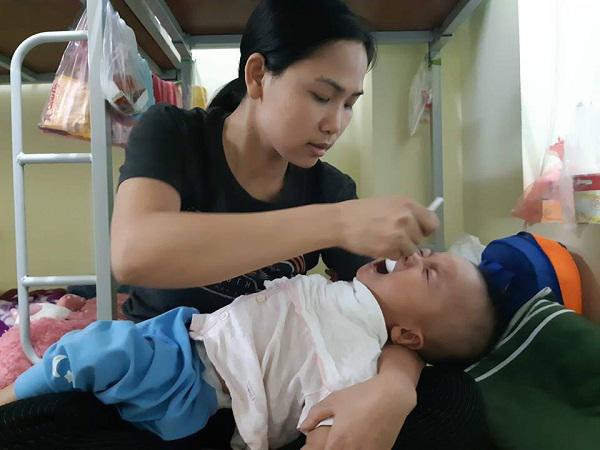 Nghìn trẻ đang đau đớn vì dịch, vẫn có mẹ hồn nhiên hỏi: Bệnh tay chân miệng là gì?