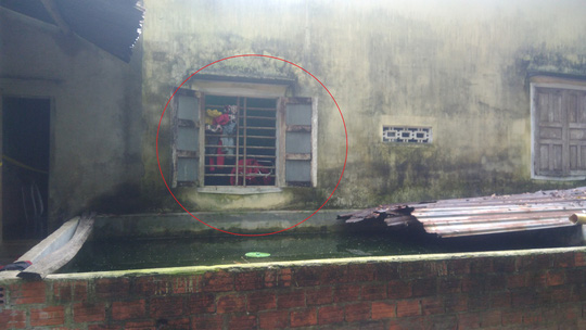 Cháu bé mới biết lật tử vong nghi do bị thả vào hồ cá