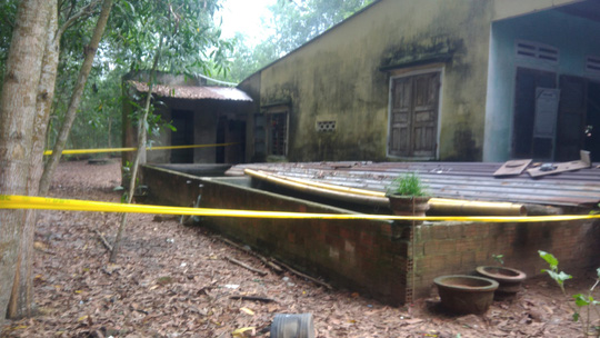 Cháu bé mới biết lật tử vong nghi do bị thả vào hồ cá