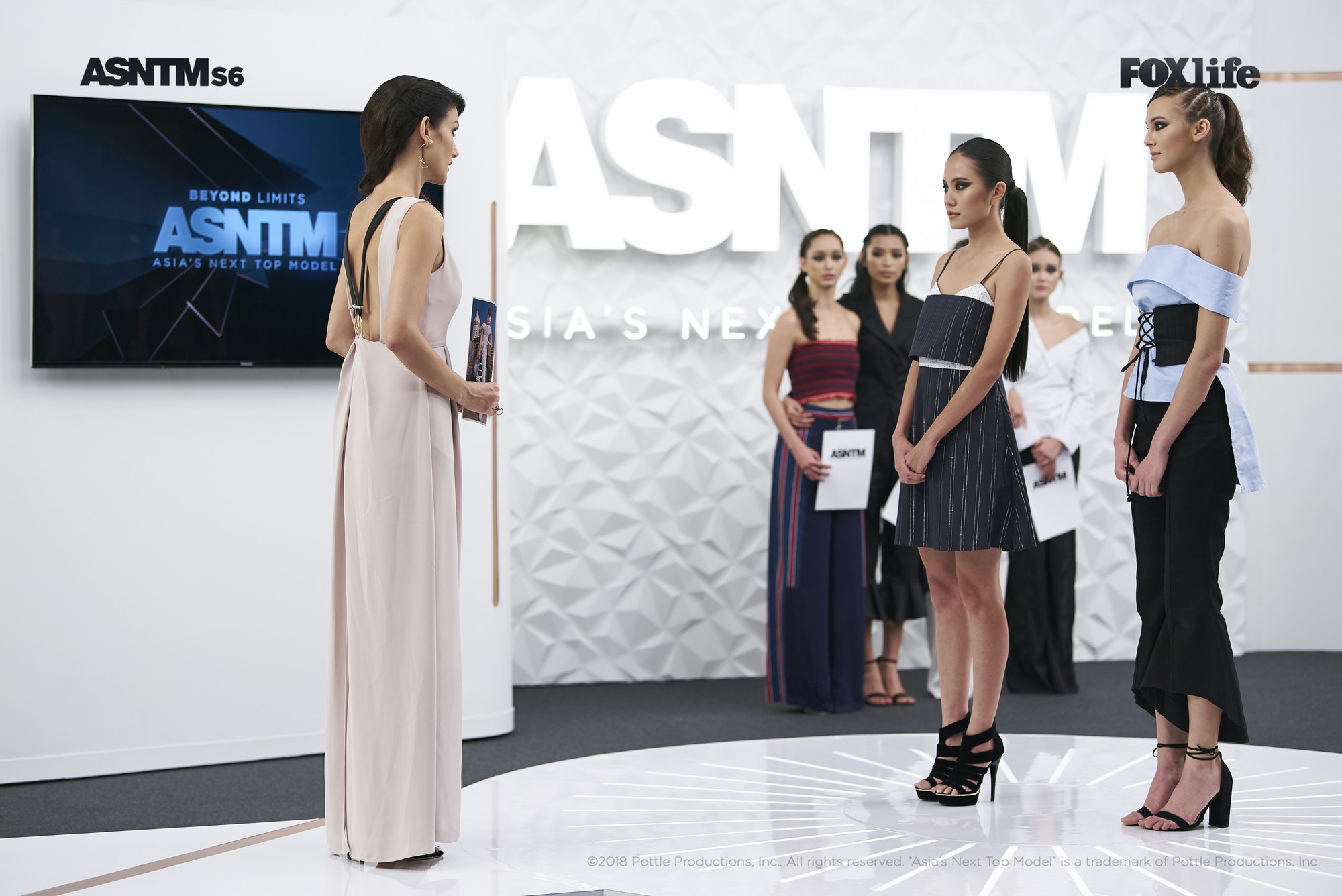 Asias Next Top Model tập 7: Hồ Ngọc Hà chưa kịp tới, Thanh Vy và Minh Tú đã vội nối nhau đi về