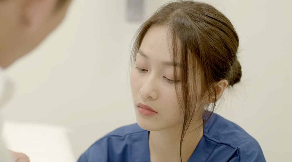 Hậu Duệ Mặt Trời: Bác sĩ Hoài Phương bị chê nhợt nhạt như bệnh nhân, Khả Ngân nói gì?