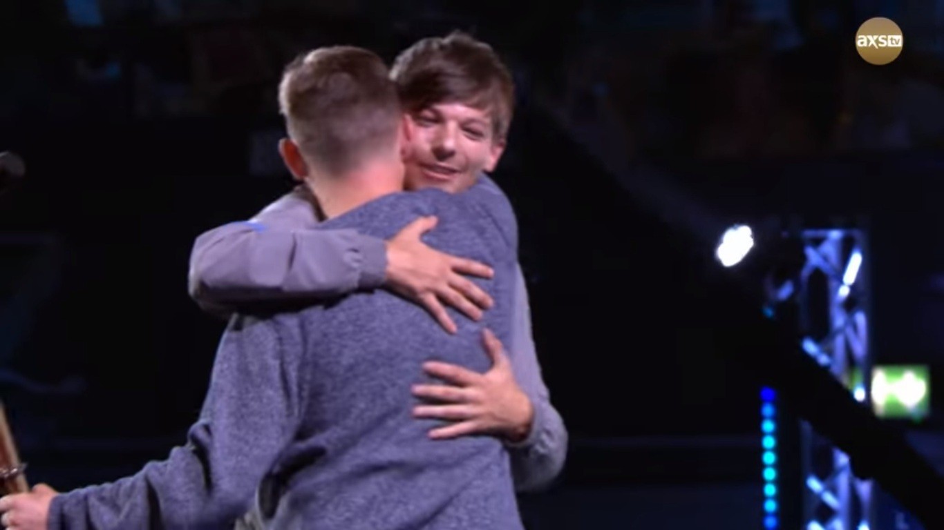 Thí sinh X-Factor Mỹ ngã ngửa khỏi sân khấu khi đang biểu diễn khiến cả trường quay hoảng loạn