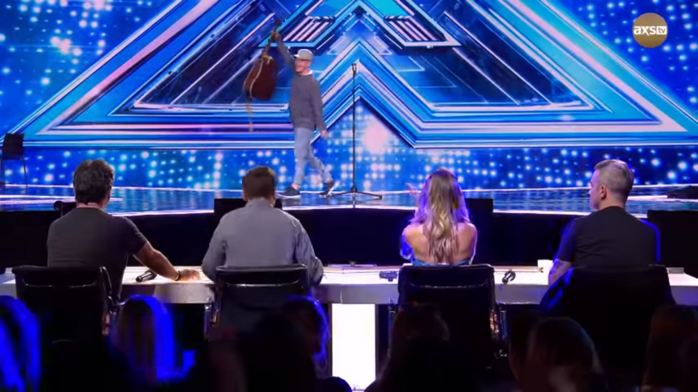 Thí sinh X-Factor Mỹ ngã ngửa khỏi sân khấu khi đang biểu diễn khiến cả trường quay hoảng loạn