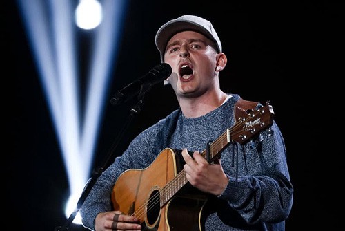 Thí sinh X-Factor Mỹ ngã ngửa khỏi sân khấu khi đang biểu diễn khiến cả trường quay hoảng loạn