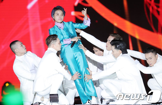 Vũ Cát Tường mang quà sinh nhật 26 tuổi gây tranh cãi lên sân khấu Asia Song Festival 2018