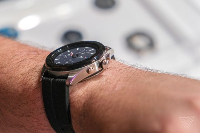 Đồng hồ thông minh có pin chờ 100 ngày của LG