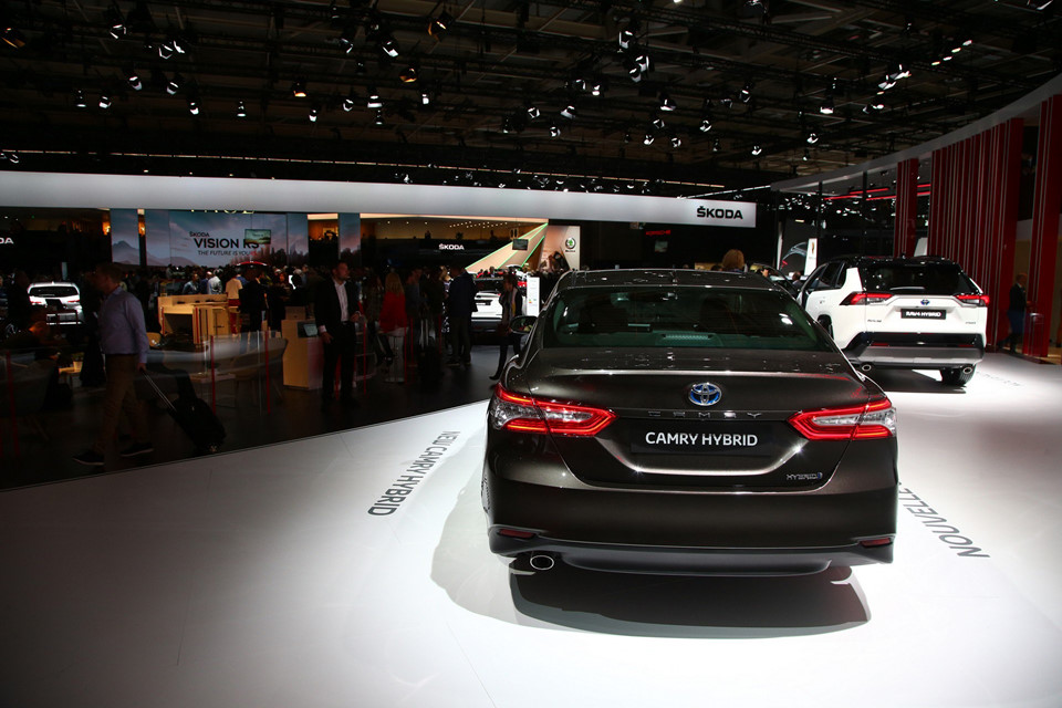 Toyota Camry trở lại châu Âu với động cơ hybrid