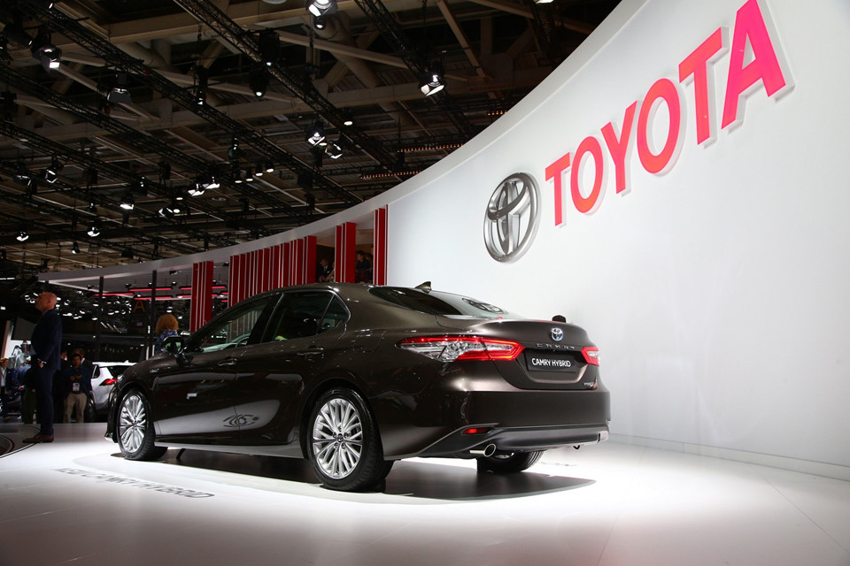 Toyota Camry trở lại châu Âu với động cơ hybrid
