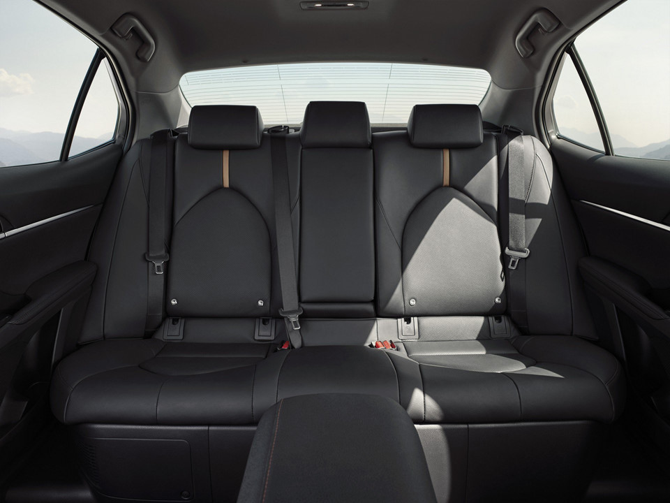 Toyota Camry trở lại châu Âu với động cơ hybrid