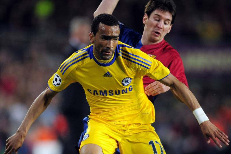 Cần đến súng và còng tay mới khắc chế được Messi