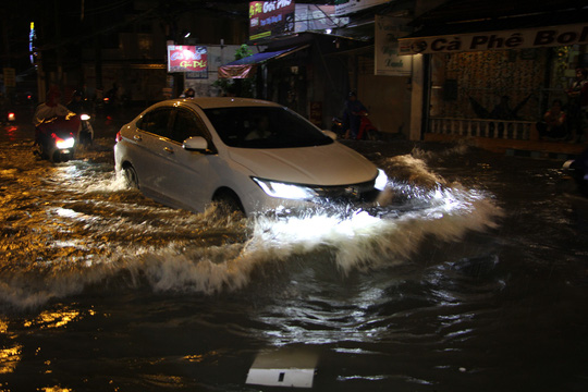 Đêm ngập phong tỏa Gò Vấp