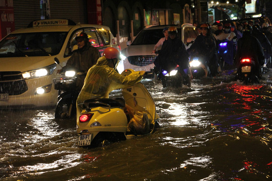 Đêm ngập phong tỏa Gò Vấp