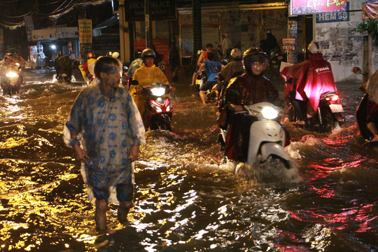 Đêm ngập phong tỏa Gò Vấp