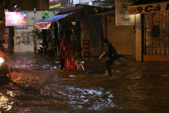 Đêm ngập phong tỏa Gò Vấp