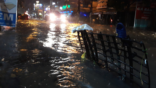 Đêm ngập phong tỏa Gò Vấp