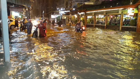 Đêm ngập phong tỏa Gò Vấp