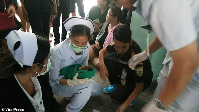 Vừa mới chào đời, bé trai còn nguyên dây rốn bị mẹ ném từ tầng 5, may mắn sống sót nhờ những tàu lá chuối