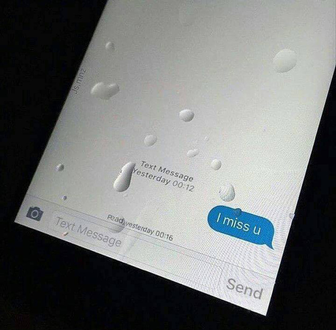 Đừng chờ tin nhắn của ai đó sau 12h đêm: Bài viết cho bạn thấy mình cô đơn đến thế nào!