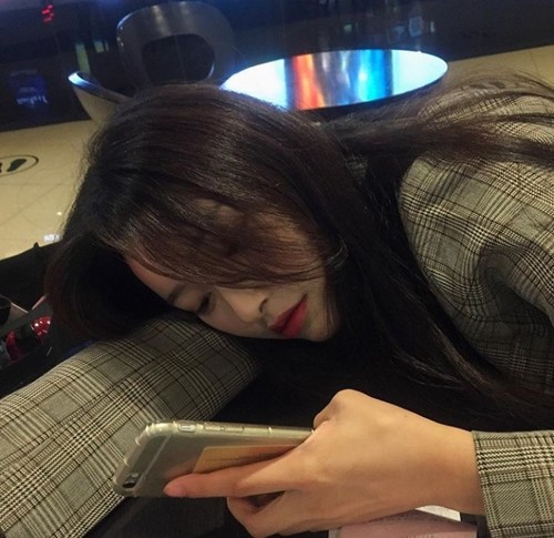 Đừng chờ tin nhắn của ai đó sau 12h đêm: Bài viết cho bạn thấy mình cô đơn đến thế nào!